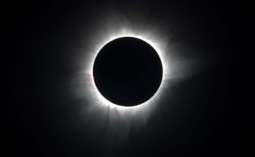 Por eclipse solar, SEP cambió la fecha del regreso a clases