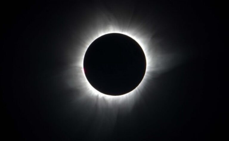 Por eclipse solar, SEP cambió la fecha del regreso a clases