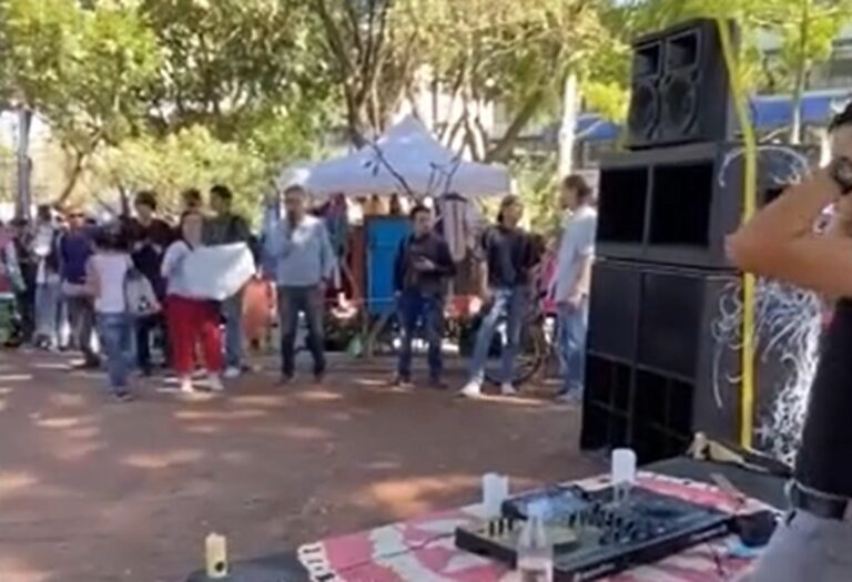 Enternece en redes video de padres que apoyan a su hijo DJ en primera tocada