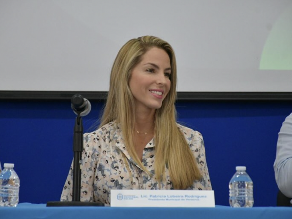 Patricia Lobeira Rodríguez refirió que, si bien el tema de los artesanos y comerciantes que deben ser reubicados, corresponde a la administración portuaria, su gobierno se encuentra en la mejor disposición de apoyar o fungir como intermediario. 