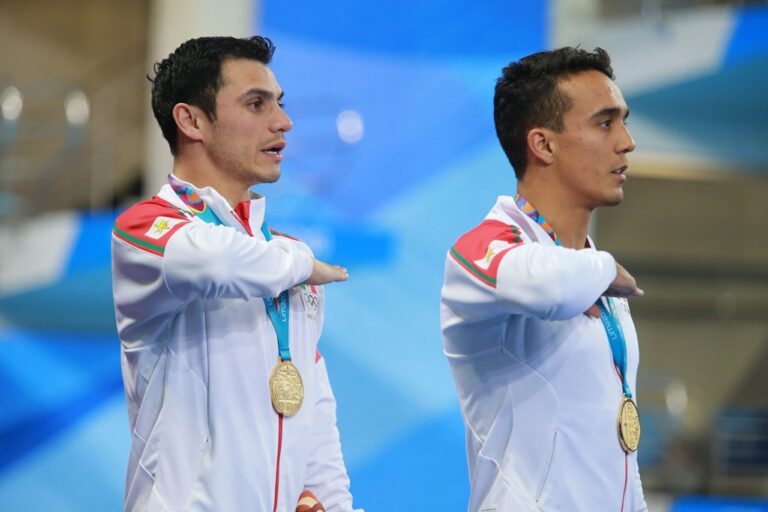 Obtienen oro los clavadistas mexicanos Juan Celaya y Jahir Ocampo