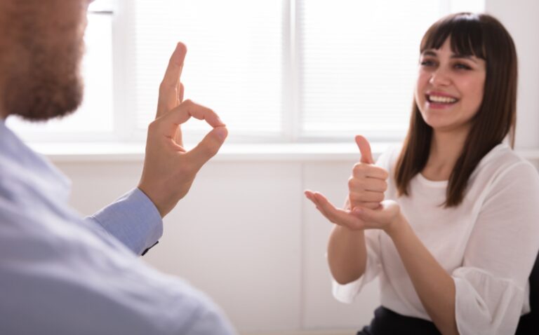 En la Ciudad de México hay varios sitios donde puedes aprender Lengua de Señas Mexicana. Conocer la Lengua de Señas Mexicana (LSM) es sinónimo de poder comunicarte con todas las personas que te rodean.