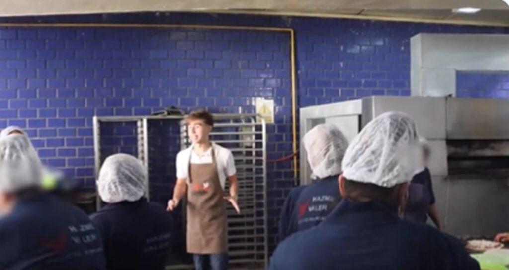 Chef enseña a mujeres presas a elaborar pizzas