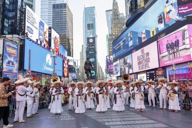 Mexicanos muestran el orgullo por sus costumbres en el corazón de Times Square