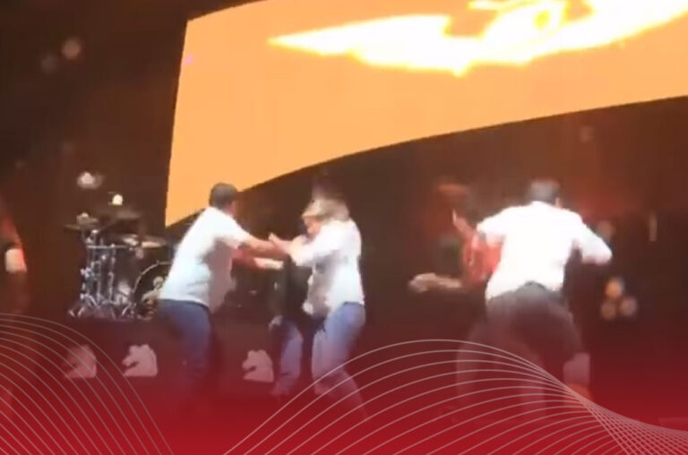 Fuertes vientos tiran templete en evento de Máynez en Nuevo León