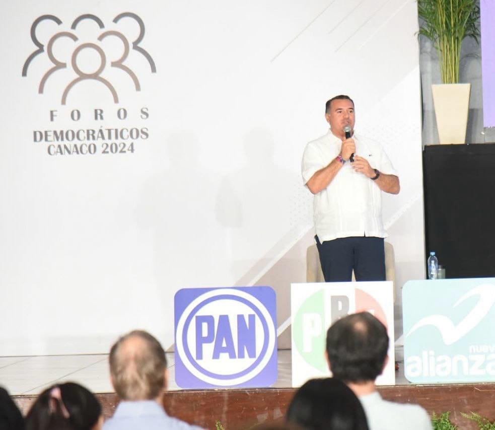 Renán Barrera en foro de la Canaco Mérida.