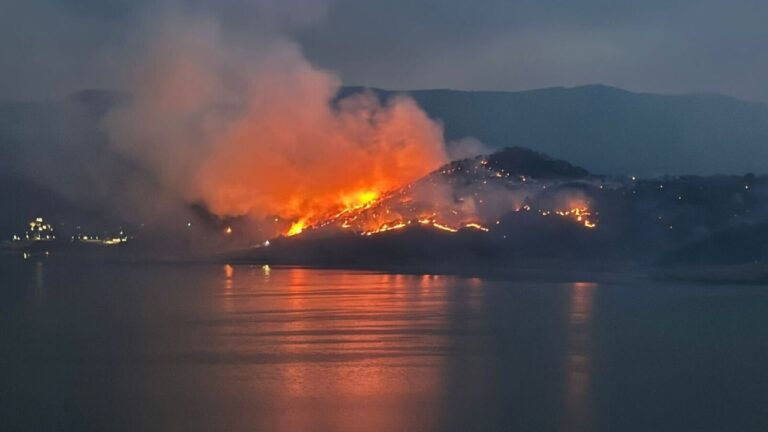 Hay 5 incendios activos en Valle de Bravo; la población ayuda a combatirlos