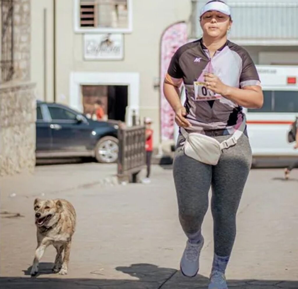 Perrita corre 8 km junto a su dueña; ganan medalla