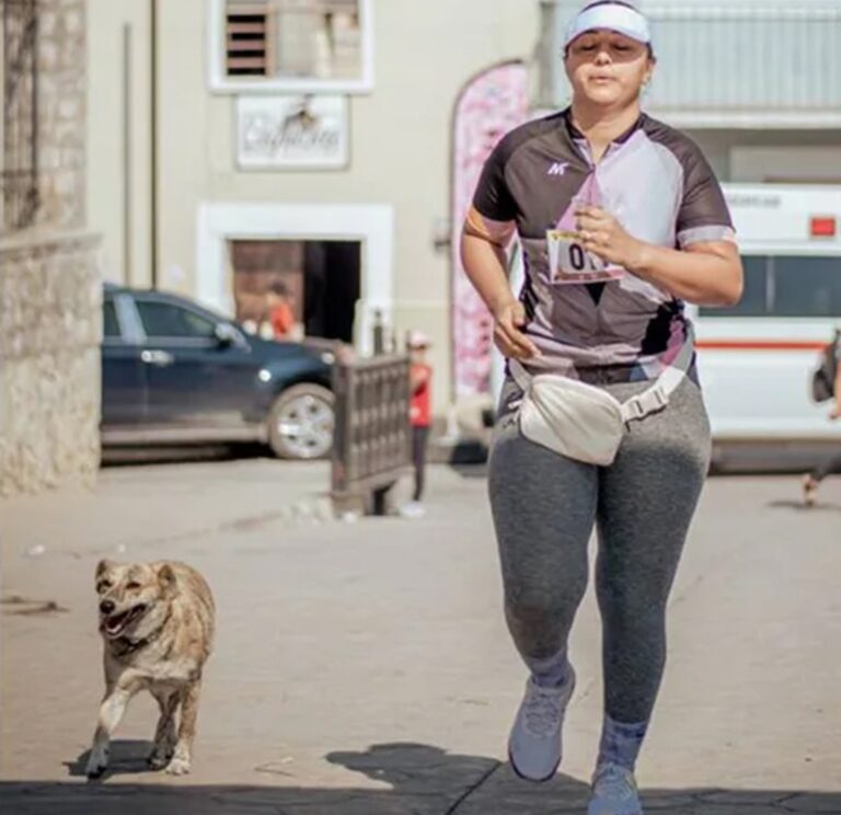 Perrita corre 8 km junto a su dueña; ganan medalla