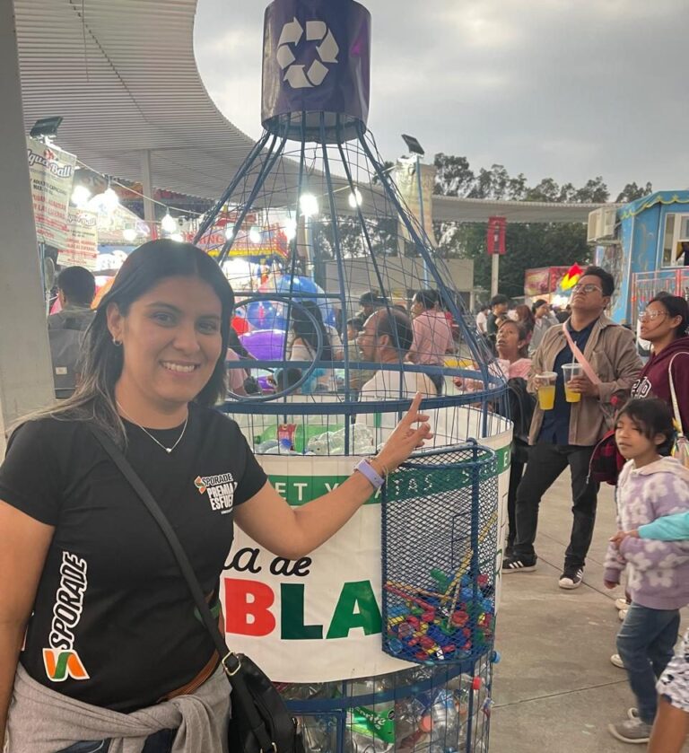 La empresa de bebidas AJEMEX acopió un total de 250 kilogramos de botellas de PET durante la pasada realización de la Feria de Puebla 2024, equivalente a alrededor del 20% del total de residuos generados durante la celebración, plasmando así su visión de sostenibilidad y compromiso con el medio ambiente. La multinacional de bebidas, que fungió nuevamente como patrocinadora del evento poblano, colocó de manera estratégica 10 contenedores brandeados con Agua VIDA a lo largo de las instalaciones y el recinto ferial, mediante los cuales se hizo la recolección y separación de residuos del 25 de abril al 12 mayo, días en los que se realizaron las actividades. Dichas acciones yacen como de gran importancia, tomando como referencia que un 40.8% de los mexicanos está dispuesto a hacer más para cuidar el medio ambiente, entre ello, reciclar botellas y comprar productos en envases sustentables, tal como lo reveló el estudio Vida Circular “El reciclaje de plásticos entre los mexicanos. Encuesta Nacional de hábitos de reciclaje de plásticos 2023”. AJEMEX que cuenta con 22 años operando en México y que tiene a Puebla como uno de sus centros de operación más importantes, regresó como patrocinador del evento estatal bajo una visión definida como agente de cambio. Adicional a sus labores de reciclaje en la Feria de Puebla 2024, la multinacional acercó a la comunidad poblana sus productos, los cuales destacan por su excelente variedad, calidad y sabor. Además de la colocación de contenedores, como una estrategia fija que la empresa se ha planteado para fomentar el reciclaje, llevaron diferentes actividades como la miniferia Pulp, el simulador de carreras Volt Gamer y la cámara 360º Cifrut. Los más de 1.2 millones de asistentes a la Feria de Puebla colaboraron con el medio ambiente depositando sus residuos como PET y aluminio en los contenedores de AJEMEX y Big Cola, los cuales posteriormente fueron recolectados y trasladados para su correcta disposición. Actualmente, México es líder en el reciclaje de plásticos en América Latina, y a nivel mundial ocupa el tercer lugar, solo por debajo de Alemania y China, esto debido a que el PET es el material que más separan los mexicanos para reciclar.