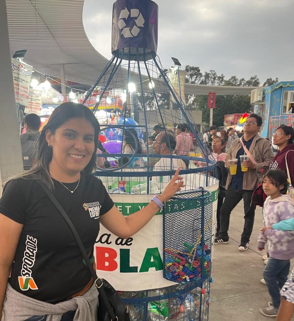 La empresa de bebidas AJEMEX acopió un total de 250 kilogramos de botellas de PET durante la pasada realización de la Feria de Puebla 2024, equivalente a alrededor del 20% del total de residuos generados durante la celebración, plasmando así su visión de sostenibilidad y compromiso con el medio ambiente. La multinacional de bebidas, que fungió nuevamente como patrocinadora del evento poblano, colocó de manera estratégica 10 contenedores brandeados con Agua VIDA a lo largo de las instalaciones y el recinto ferial, mediante los cuales se hizo la recolección y separación de residuos del 25 de abril al 12 mayo, días en los que se realizaron las actividades. Dichas acciones yacen como de gran importancia, tomando como referencia que un 40.8% de los mexicanos está dispuesto a hacer más para cuidar el medio ambiente, entre ello, reciclar botellas y comprar productos en envases sustentables, tal como lo reveló el estudio Vida Circular “El reciclaje de plásticos entre los mexicanos. Encuesta Nacional de hábitos de reciclaje de plásticos 2023”. AJEMEX que cuenta con 22 años operando en México y que tiene a Puebla como uno de sus centros de operación más importantes, regresó como patrocinador del evento estatal bajo una visión definida como agente de cambio. Adicional a sus labores de reciclaje en la Feria de Puebla 2024, la multinacional acercó a la comunidad poblana sus productos, los cuales destacan por su excelente variedad, calidad y sabor. Además de la colocación de contenedores, como una estrategia fija que la empresa se ha planteado para fomentar el reciclaje, llevaron diferentes actividades como la miniferia Pulp, el simulador de carreras Volt Gamer y la cámara 360º Cifrut. Los más de 1.2 millones de asistentes a la Feria de Puebla colaboraron con el medio ambiente depositando sus residuos como PET y aluminio en los contenedores de AJEMEX y Big Cola, los cuales posteriormente fueron recolectados y trasladados para su correcta disposición. Actualmente, México es líder en el reciclaje de plásticos en América Latina, y a nivel mundial ocupa el tercer lugar, solo por debajo de Alemania y China, esto debido a que el PET es el material que más separan los mexicanos para reciclar.