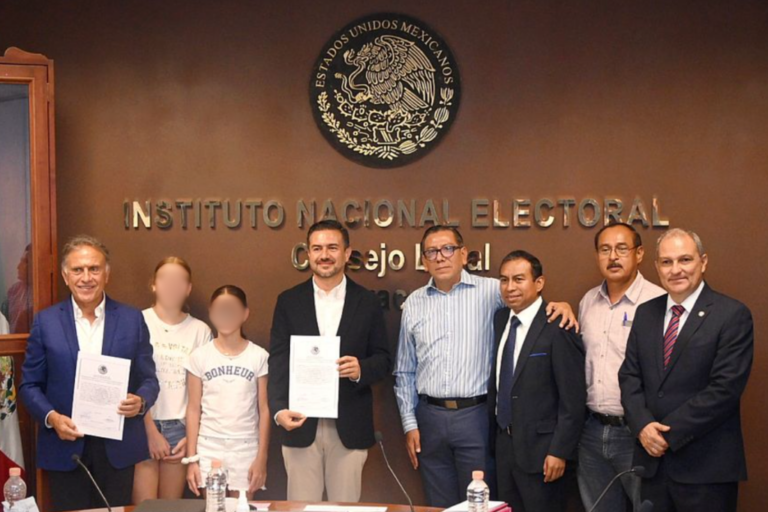 Miguel Yunes recibe constancia como Senador por Veracruz