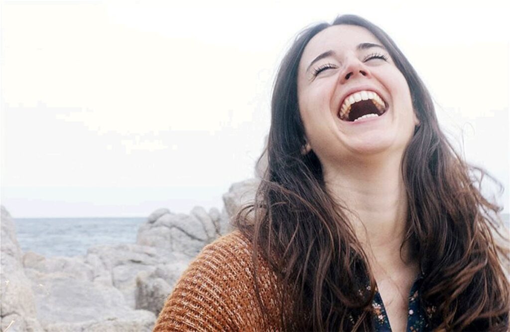 Estas son las ventajas de reírse de uno mismo, según la psicología