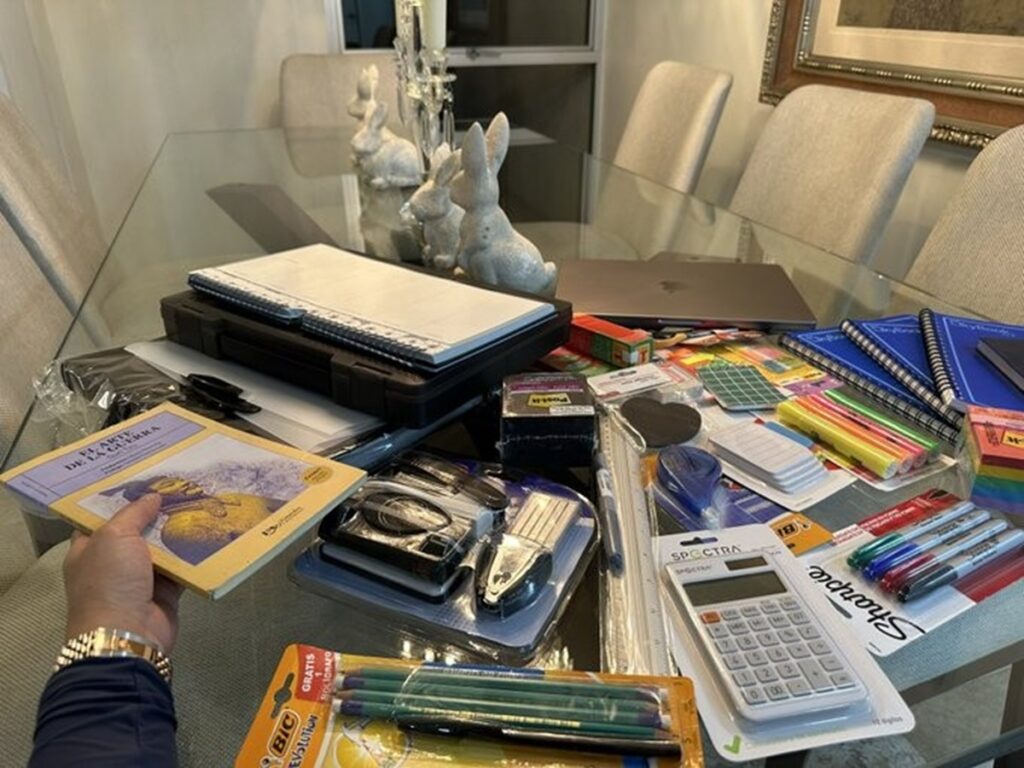 Tunden a Sandra Cuevas tras publicar foto de sus útiles escolares para la tesis de doctorado