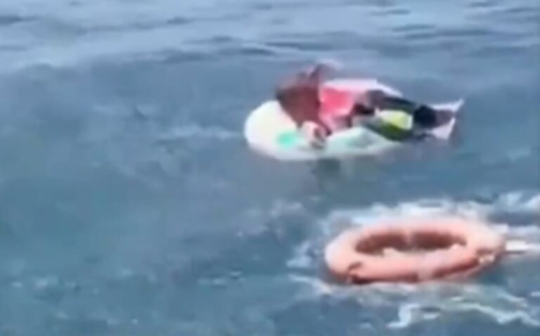 Hombre se queda dormido con flotador en la playa y despierta en mar abierto