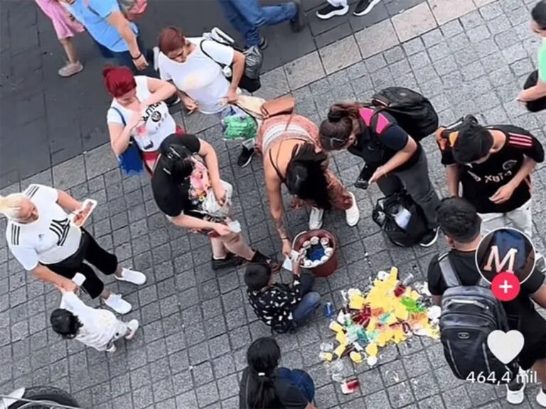 Niño vendedor de gelatinas tropieza y tira todo; así lo ayudan