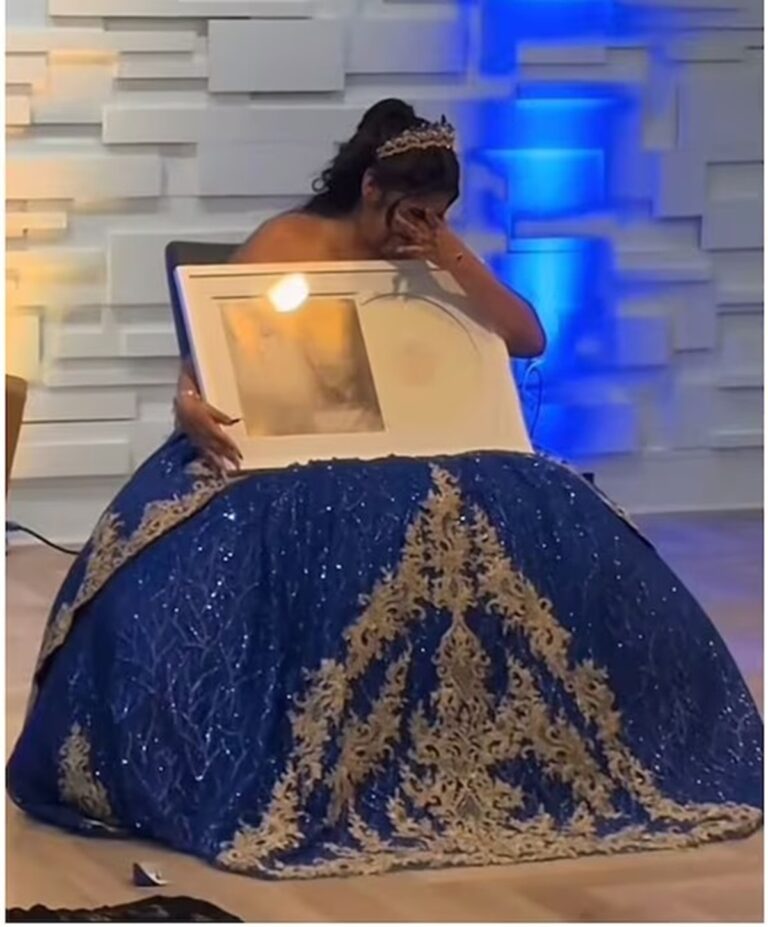 Quinceañera recibe disco firmado por Taylor Swift