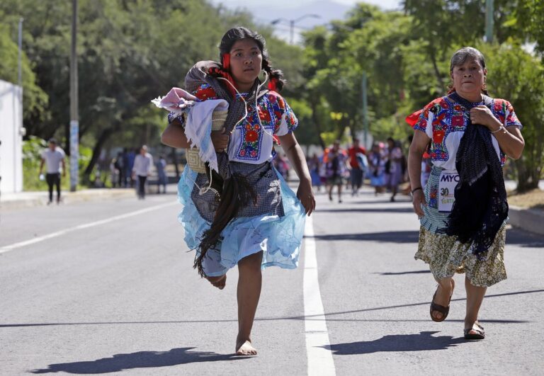 Poblanas honran la tradición y participan en la "Carrera de la tortilla"