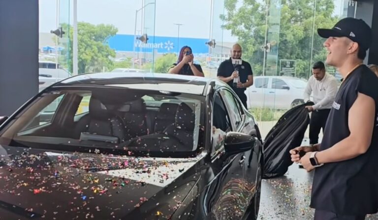 Regalan auto a Marco Verde; además con gasolina gratis por un año