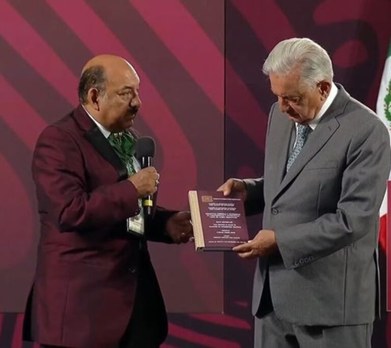 Escuela Carlos Septién desconoce tesis de Lord Molécula tras pedirle a AMLO que se la firmara