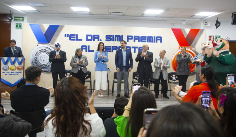 Víctor González Herrera entrega estímulos a medallistas olímpicos