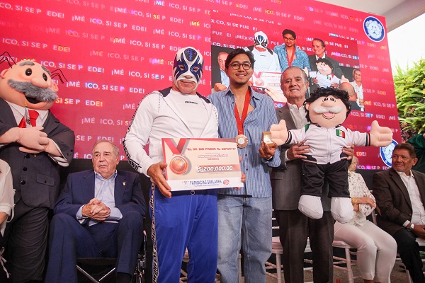 Víctor González Herrera rinde homenaje a atletas paralímpicos