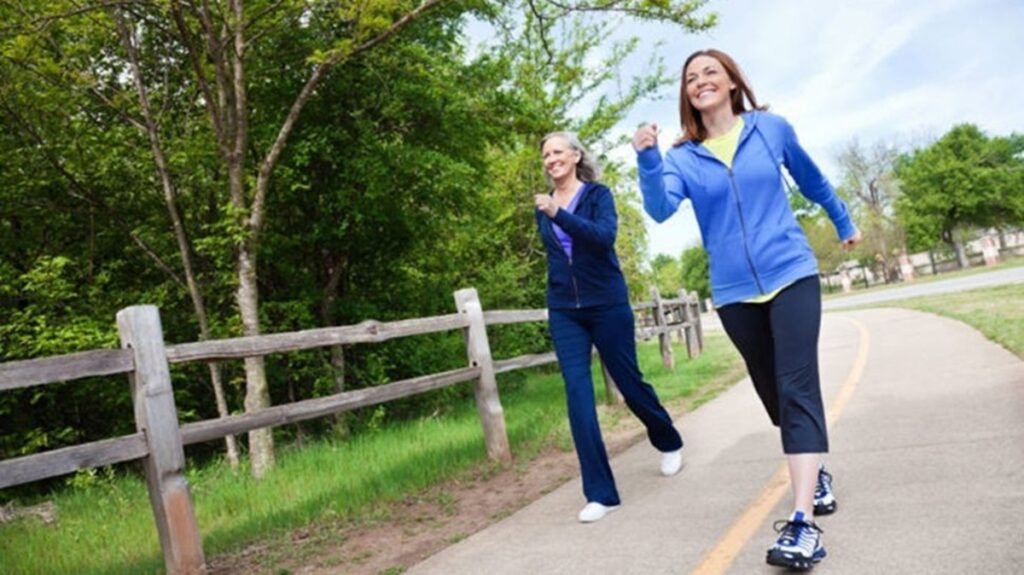 Este es el hábito que aumenta la felicidad en las mujeres: Harvard