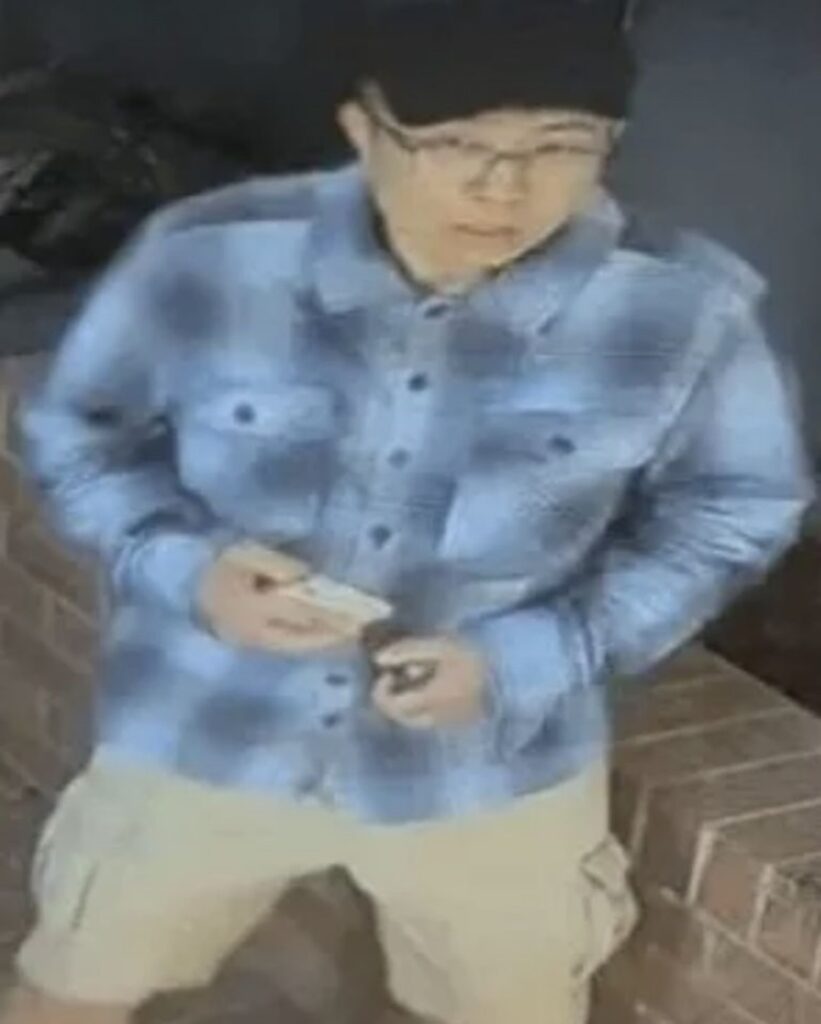 Hombre vacía termo con café hirviendo a bebé y a su mamá