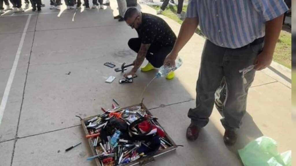 Maestros de secundaria destruyen celulares por estar prohibidos