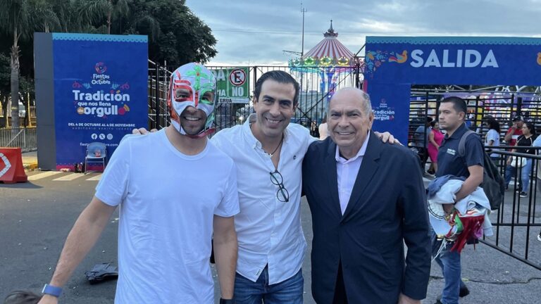 Checo Pérez se disfraza de luchador de Lucha Libre