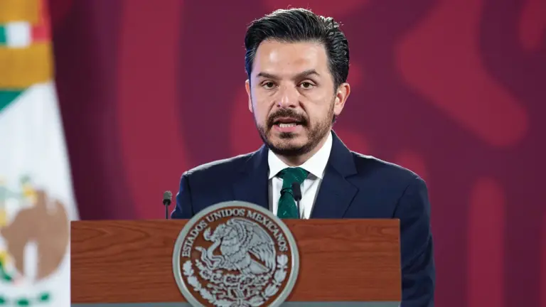 Zoé Robledo se mantiene firme en el IMSS; niegan que salga del instituto