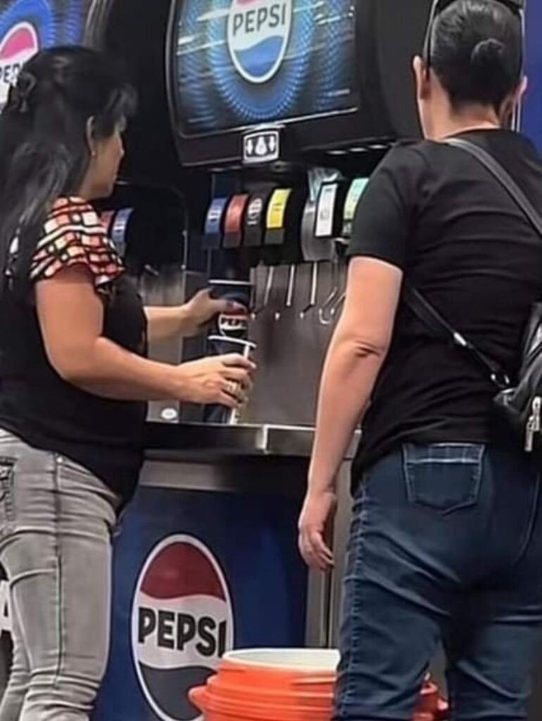 Dos mujeres acaparan los hot dogs y el refresco en Costco
