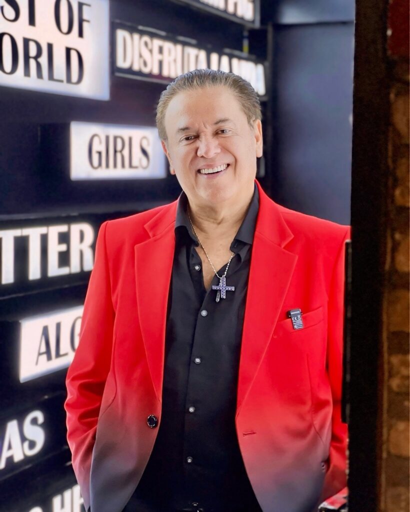 Exhiben a Mario Bezares dando su show en un lugar casi vacío