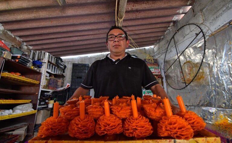 Edomex: Velas de flor de cempasúchil, tradición familiar