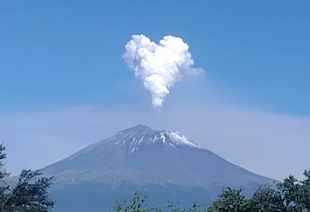 ¡Popocatépetl 'enamorado' del Izta!; emite fumarola en forma de corazón