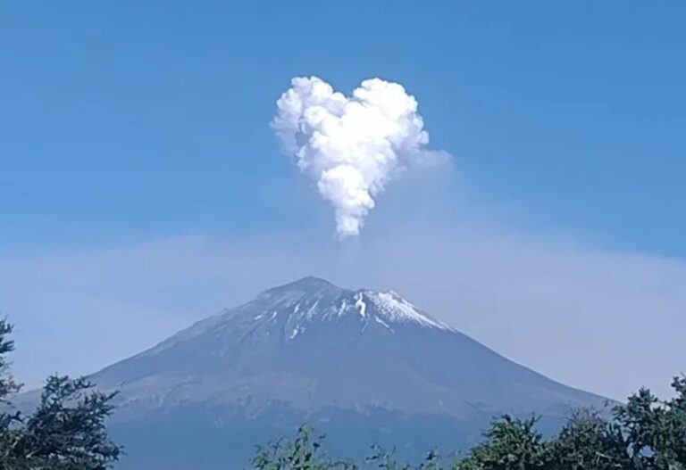 ¡Popocatépetl 'enamorado' del Izta!; emite fumarola en forma de corazón