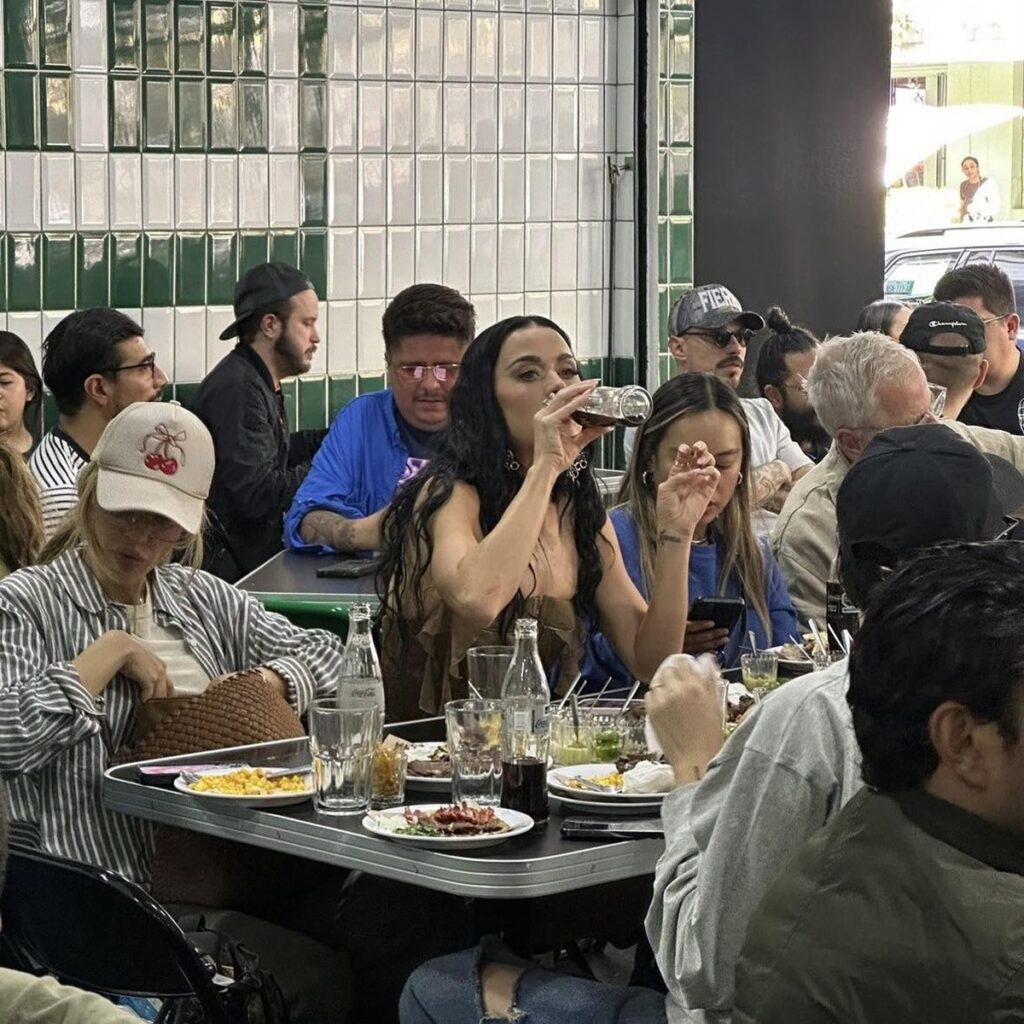 Cantante Katy Perry es captada comiendo tacos en CDMX