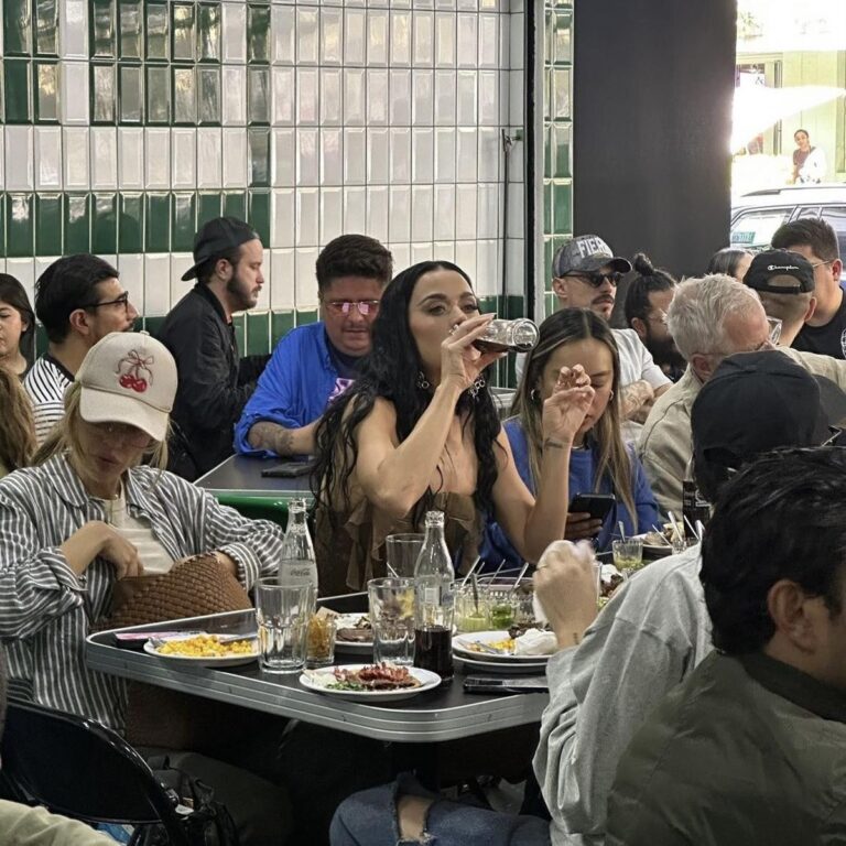 Cantante Katy Perry es captada comiendo tacos en CDMX
