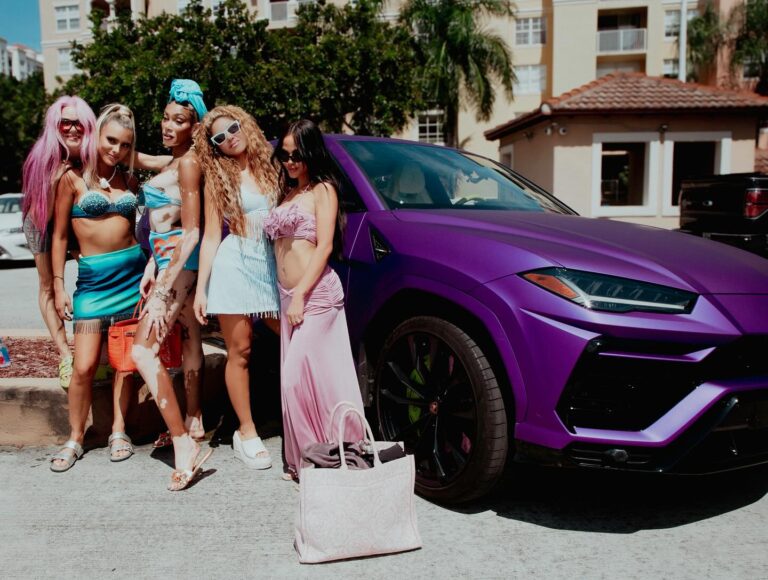 Shakira promete regalar a un fan su Lamborghini morado del video de 'Soltera'