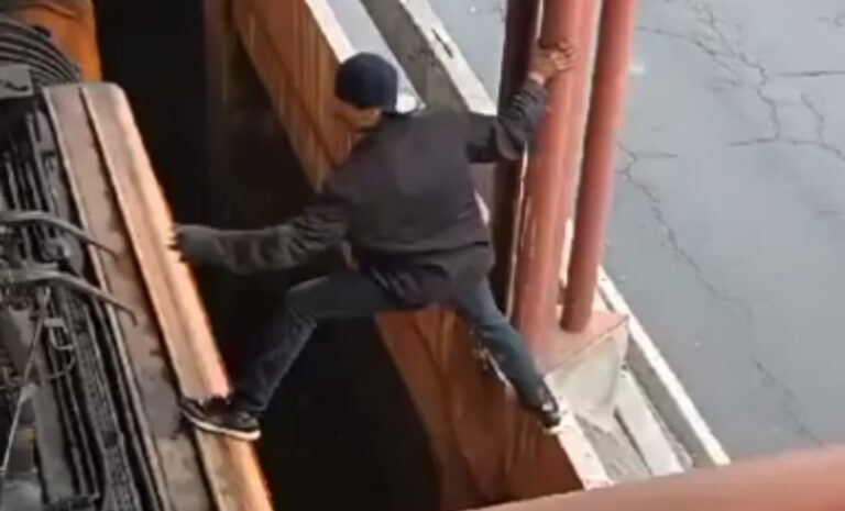 Sujeto subió al techo de convoy en estación de Tacubaya pero fue detenido