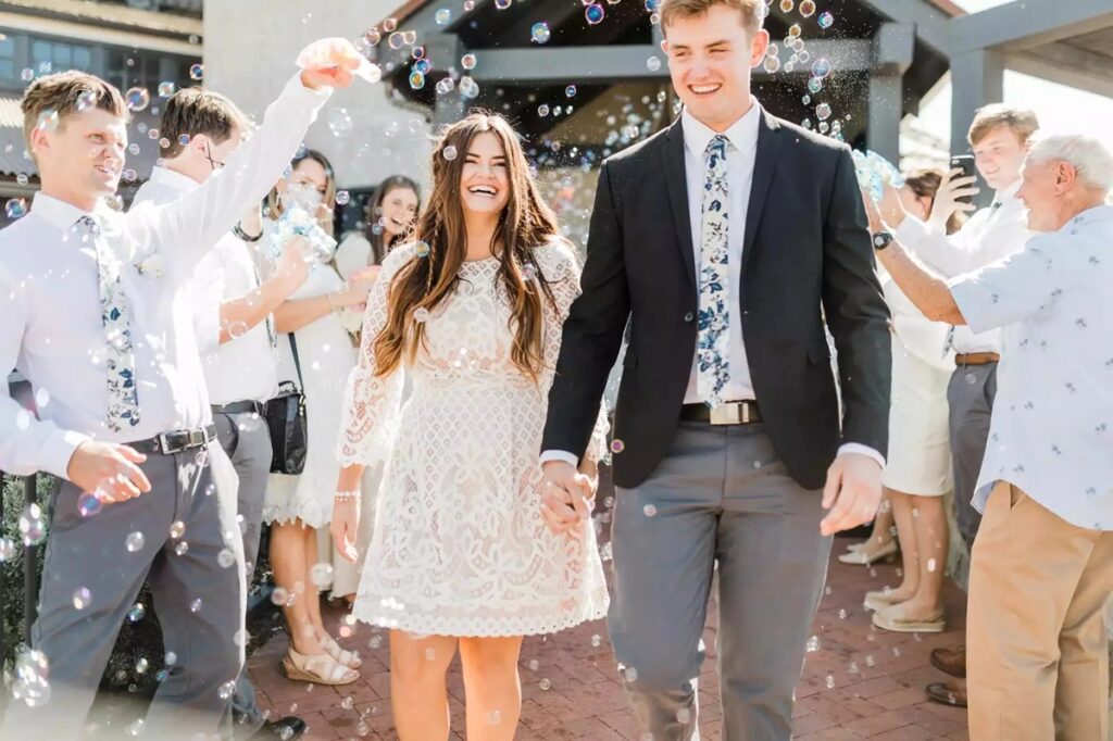 Mujer se casa con hombre que sufrió una conmoción cerebral y olvidó que rompieron