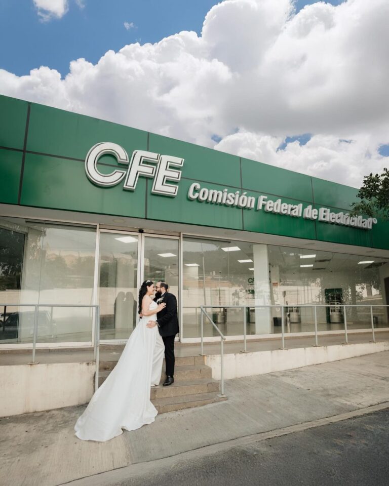 Pareja regia tiene sesión de fotos de boda en sucursal de CFE