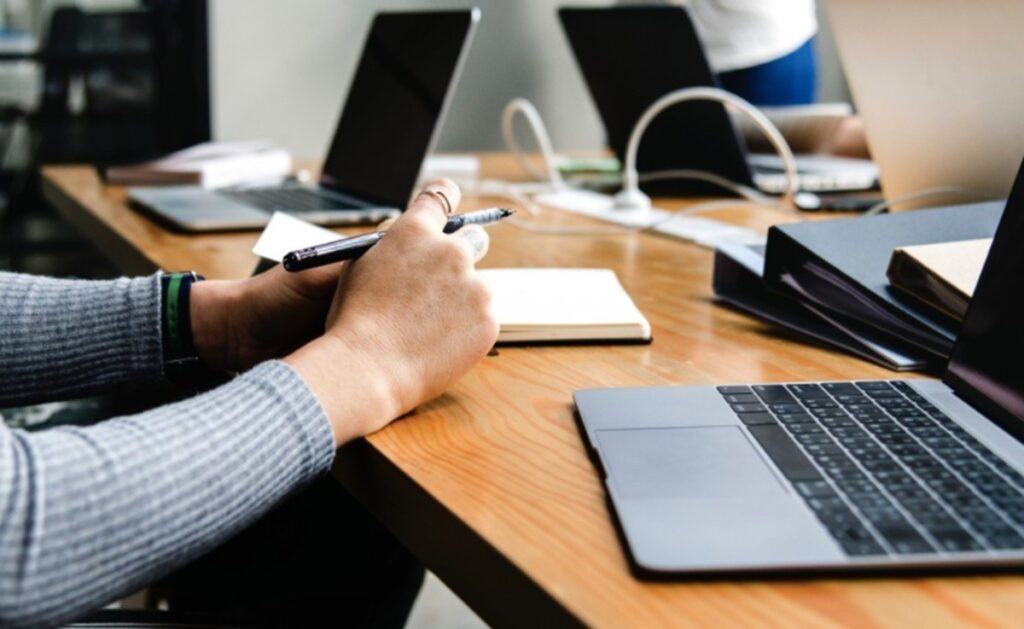 Alejandro Nassar Piñeyro examina tendencias laborales que transforman México