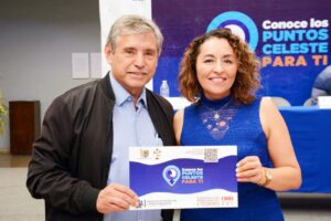 José Luis Urióstegui Salgado, Presidente Municipal de Cuernavaca, y Catalina Verónica Atenco Pérez (Verónica Atenco Pérez), Síndica Municipal, presentan el programa 'Puntos Celeste' en un evento enfocado en la seguridad de las mujeres.