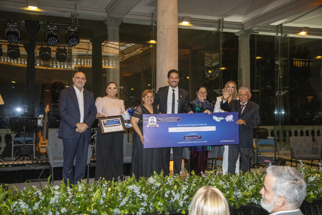 Víctor González Herrera premia a líderes del altruismo en México