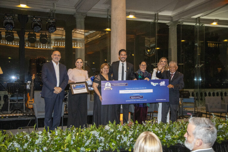 Víctor González Herrera premia a líderes del altruismo en México