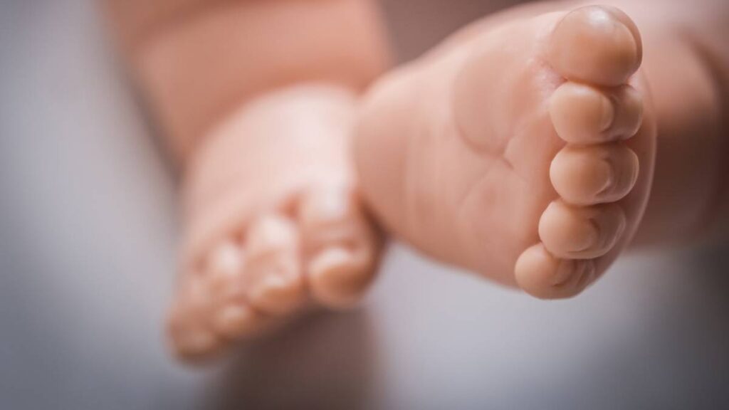 Mujer tiene a su bebé en una banqueta en Tuxtepec, Oaxaca