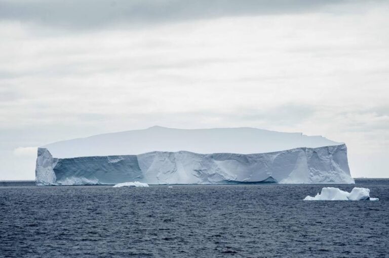 El iceberg más grande del mundo deriva por el océano Antártico tras desprendimiento