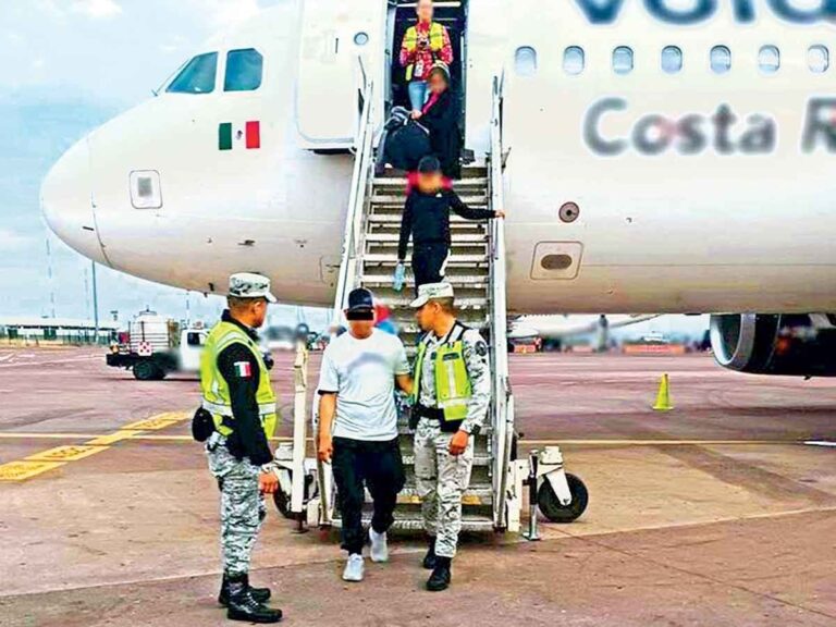 Detienen a hombre que intentó desviar avión a Estados Unidos