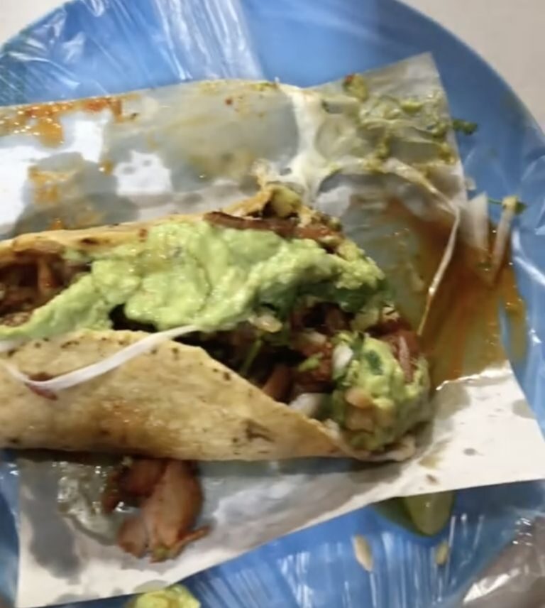 Mujer "encuentra" a Juan Gabriel en papel y se viraliza